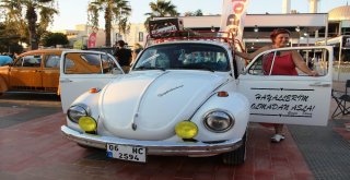 Klasik Otomobillerle Fotoğraf Çektirmek İçin Birbirleriyle Yarıştılar