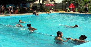 Sıcaktan Bunalan Türk Ve Suriyeli  Gençler Havuzda Yüzerek Serinliyor