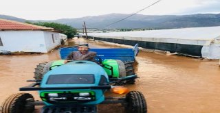 Antalyada 30 Dakikalık Yağmur Sele Neden Oldu