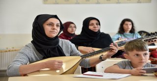 Ev İşlerini Bitirip Bağlama Çalmaya Gidiyorlar