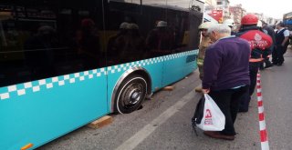 Kadıköyde Yol Çöktü, Özel Halk Otobüsünün Tekeri İçine Düştü