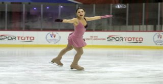 (Özel Haber) Kadın Mimar, “Reflektörlü Montu” İle Buz Pistinde Rüzgar Gibi Esti