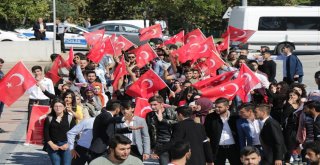 Üniversite Öğrencilerinden Bayrak Yürüyüşü