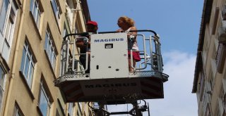 7 Katlı Binada Çıkan Yangında Mahsur Kalan 10 Kişi İtfaiye Tarafından Kurtarıldı