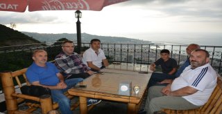 Gazeteci Cem Küçük, Tatilini Memleketinde Geçiriyor