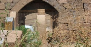 Kaymakam Uzan, Mollakent Köyündeki Tarihi Yapıları Ziyaret Etti