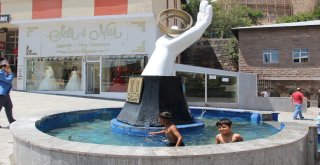 Sıcaktan Bunalan Çocuklar Süs Havuzunda Serinliyor