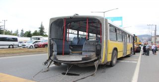 Trabzonda Körüklü Belediye Otobüsü Ortadan İkiye Ayrıldı: 3 Yaralı