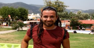 Paraşütten İndi, Yeri Öptü