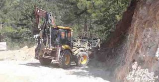 ALANYA KIRSALINDAKİ YOLLARA BAKIM YAPILIYOR