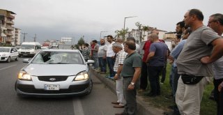 Gözlüğü Ve Şapkası Otomobilin Camına Yapıştı