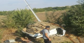 Şarampole Uçan Otomobil Direğe Çarptı: 1 Ölü, 2 Yaralı