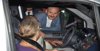 Karşılarında Bakanı Gören Yolcular Şaşkına Döndü