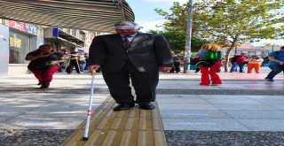 Gözleri Bandajlı Ellerindeki Bastonlarla Yürüdüler