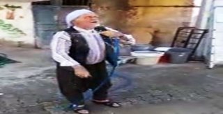 Sıcaktan Bunalan Yaşlı Adam Kendisine Hortumla Su Tuttu