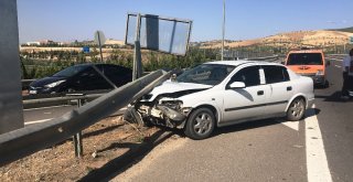 Şanlıurfada Otomobil Bariyere Çarptı: 5İ Çocuk 7 Yaralı