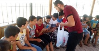 Gönüllü Gençlerden Öğrencilere Hediye