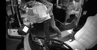 Antalyada Özel Halk Otobüsüne Şoförüne Levyeyle Saldırı Anı Ve Otobüste Yaşanan Panik Kamerada