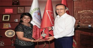 Mauritius Cumhurbaşkanı Gurib, Belediye Başkanı Seçeni Ziyaret Etti