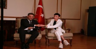 Çinli Şarkıcı Türkiye Fahri Turizm Elçisi Oldu