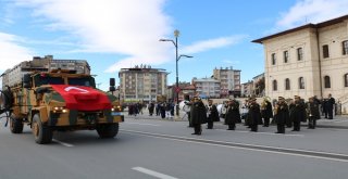 Askerleri Gören Telefona Sarıldı