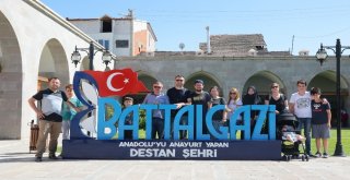 Battalgazideki Tarihi Mekanlara Ziyaretçi Akını Yaşanıyor