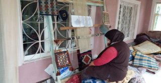 Günyüzünün Meşhur Zili Kilim Motiflerini Çantalara Dokuyor