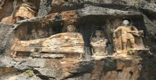 (Özel) 2 Bin 400 Yıl Önce Yapılan Adam Kayalar Görenleri Büyülüyor