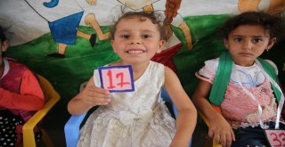 Suriyede Savaşta Annelerini Kaybeden Çocukların Saçlarına İlk Kez Örgü Yapıldı