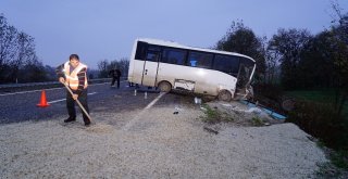 İşçileri Taşıyan Otobüs İle Küspe Yüklü Traktör Çarpıştı: 12 Yaralı