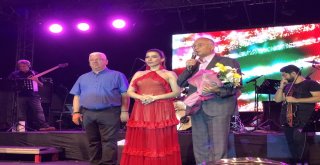 Burcu Güneş Sevilen Şarkılarını Hayranlarıyla Birlikte Seslendirdi