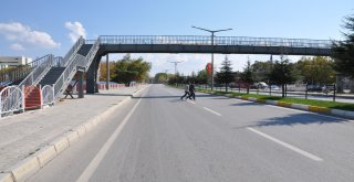 Üst Geçit Var, Geçen Yok