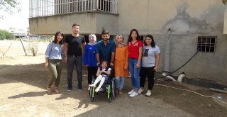 Gençler, Engelli Kız İçin Çöplere Girdi