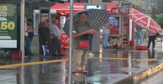 İstanbulda Vatandaşlar Yağmura Hazırlıksız Yakalandı