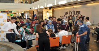 Gamze Erdenin İmza Günü Ve Paneli Büyük İlgi