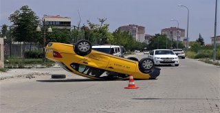 Takla Atan Taksideki Yolcu Yaralandı