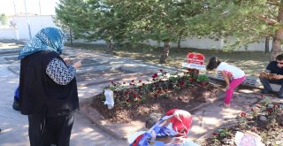 Şehit Annenin Mezarına Doğum Günü Ziyareti