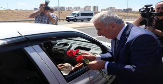 Vali Kamçı Trafik Denetimine Katıldı, Vatandaşlara Kırmızı Düdük Ve Karanfil Verdi