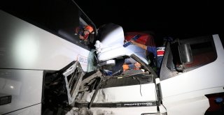 Arıza Nedeniyle Emniyet Şeridinde Duran Otobüse Kamyon Arkadan Çarptı: 1 Ölü 4 Yaralı