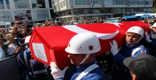 Şehit Yakınları Askerlerin Terini Sildi