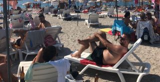 Foçada Plajlarında Bayram Bereketi: İğne Atsan Yere Düşmüyor