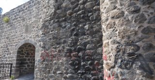 Niksarda Tarihi Kale Surlarına Çirkin Saldırı