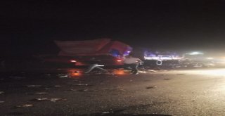 Seyir Halindeki Tır, Yol Kenarındaki Tıra Çarptı, Ortalık Savaş Alanına Döndü