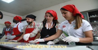(Özel Haber) Dünyanın Dört Bir Yanından Gelen Öğrenciler Dolma Sardı, Mantı Yaptı