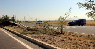 Askerlerin Bulunduğu Otomobil Aydınlatma Direğine Çarptı: 1 Ölü, 2 Yaralı