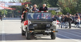 Cumhuriyet Bayramı Etkinliklerinde Vatandaşlara Gül Suyu Sıkıldı