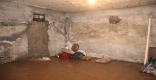 Suda Mahsur Kalan Minibüse İlginç Kurtarma