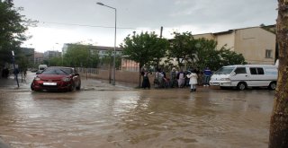 Siirtte Sağanak Nedeniyle Ev Ve İş Yerlerine Su Bastı