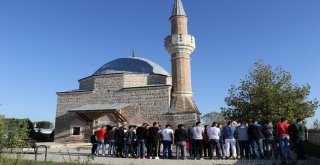 Caminin Tahribata Uğramasının Ardından Bir Mahalle Ayakta