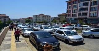 Öğrenciler Sınavın, Velileri Sıcak Havanın Terini Döktü